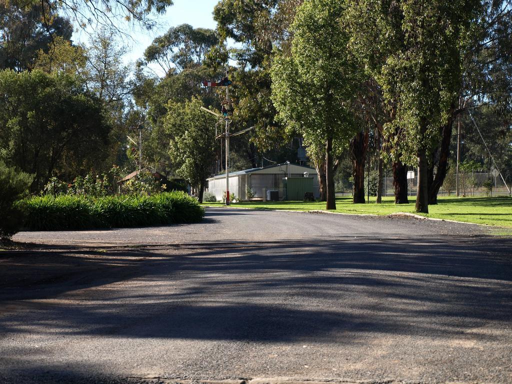 Cowra Holiday Park Bagian luar foto