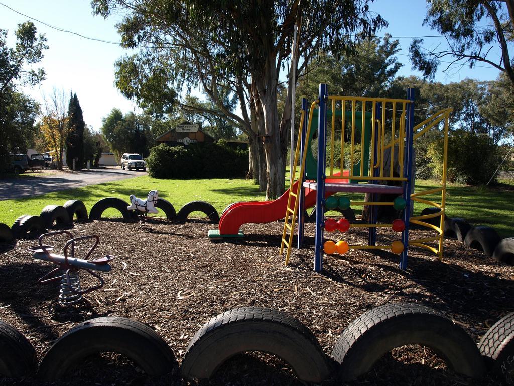 Cowra Holiday Park Bagian luar foto