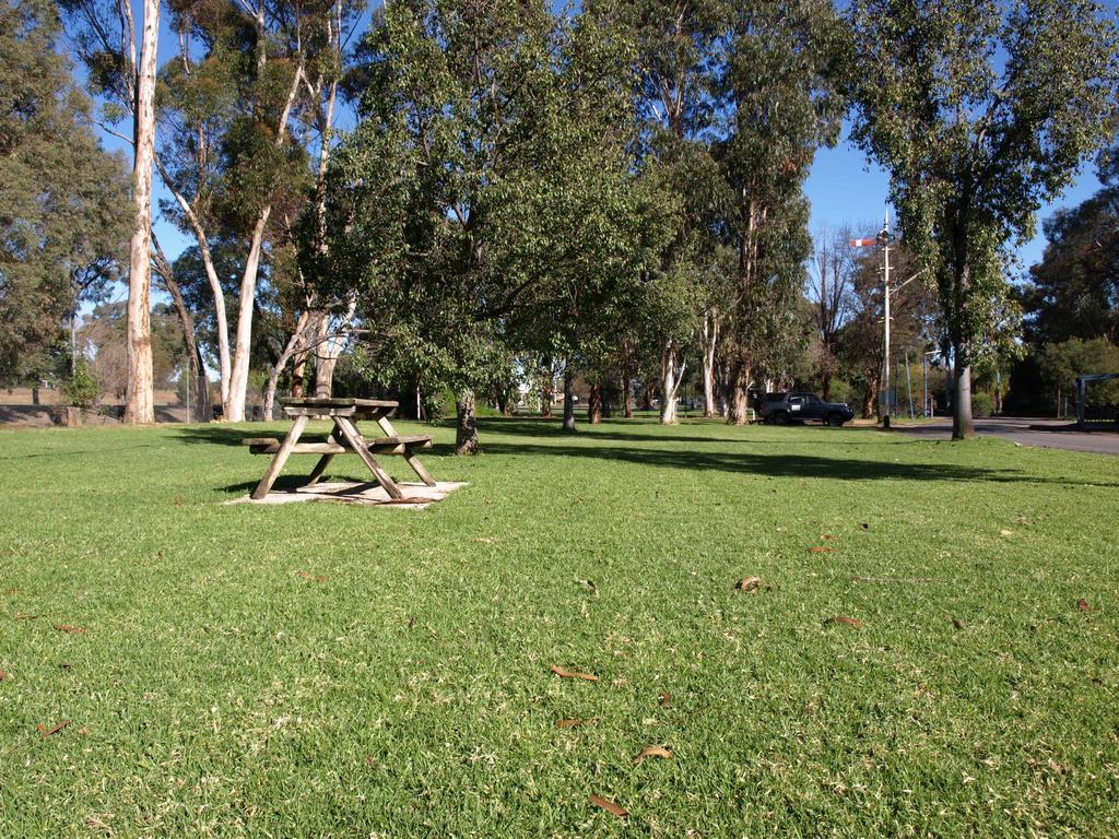 Cowra Holiday Park Bagian luar foto